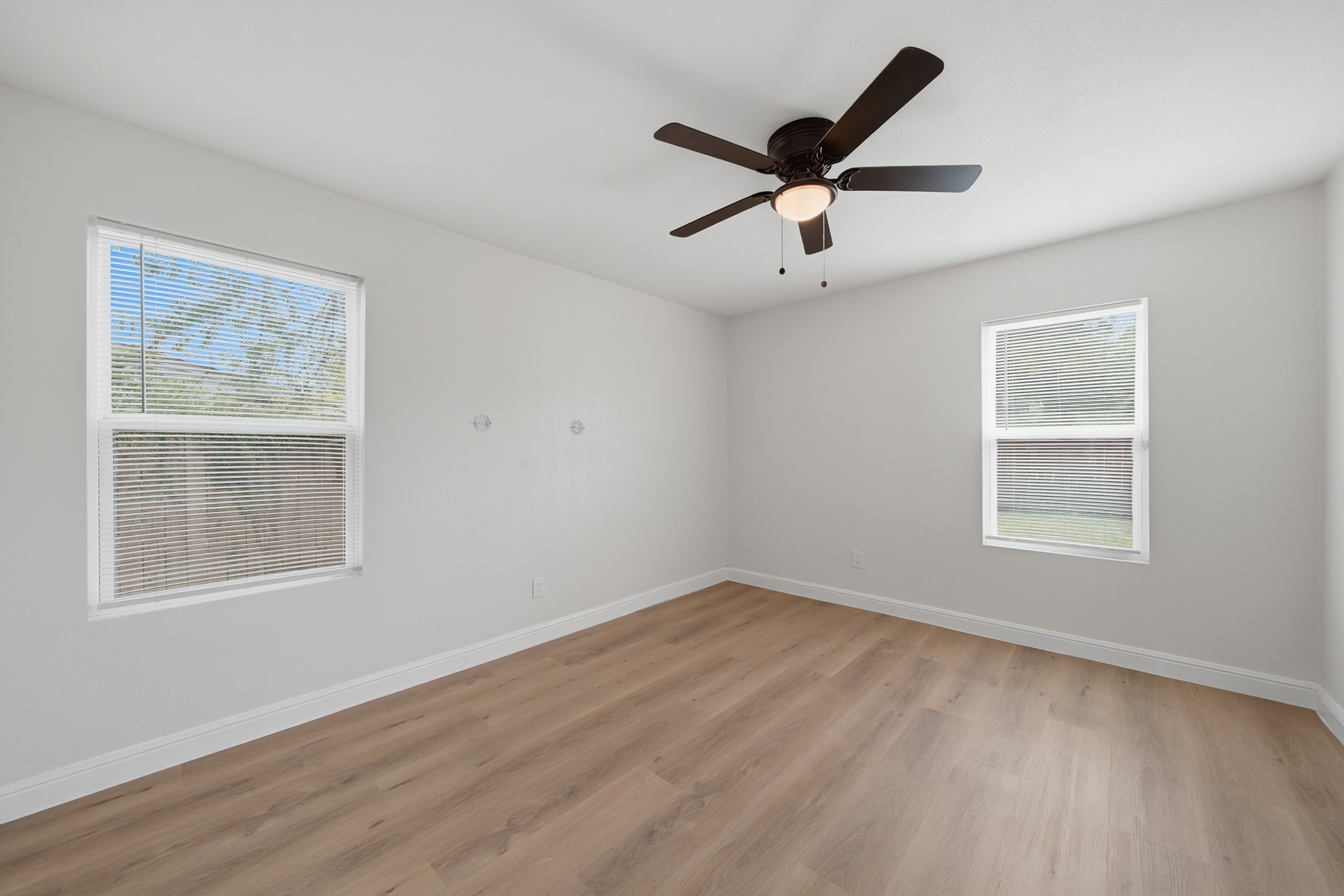 5207 Enyart Street Houston, TX 77021 - Photo 24 of 39 Secondary bedroom available for your creative mind! Let it be a bedroom, an office, or even a craft room.