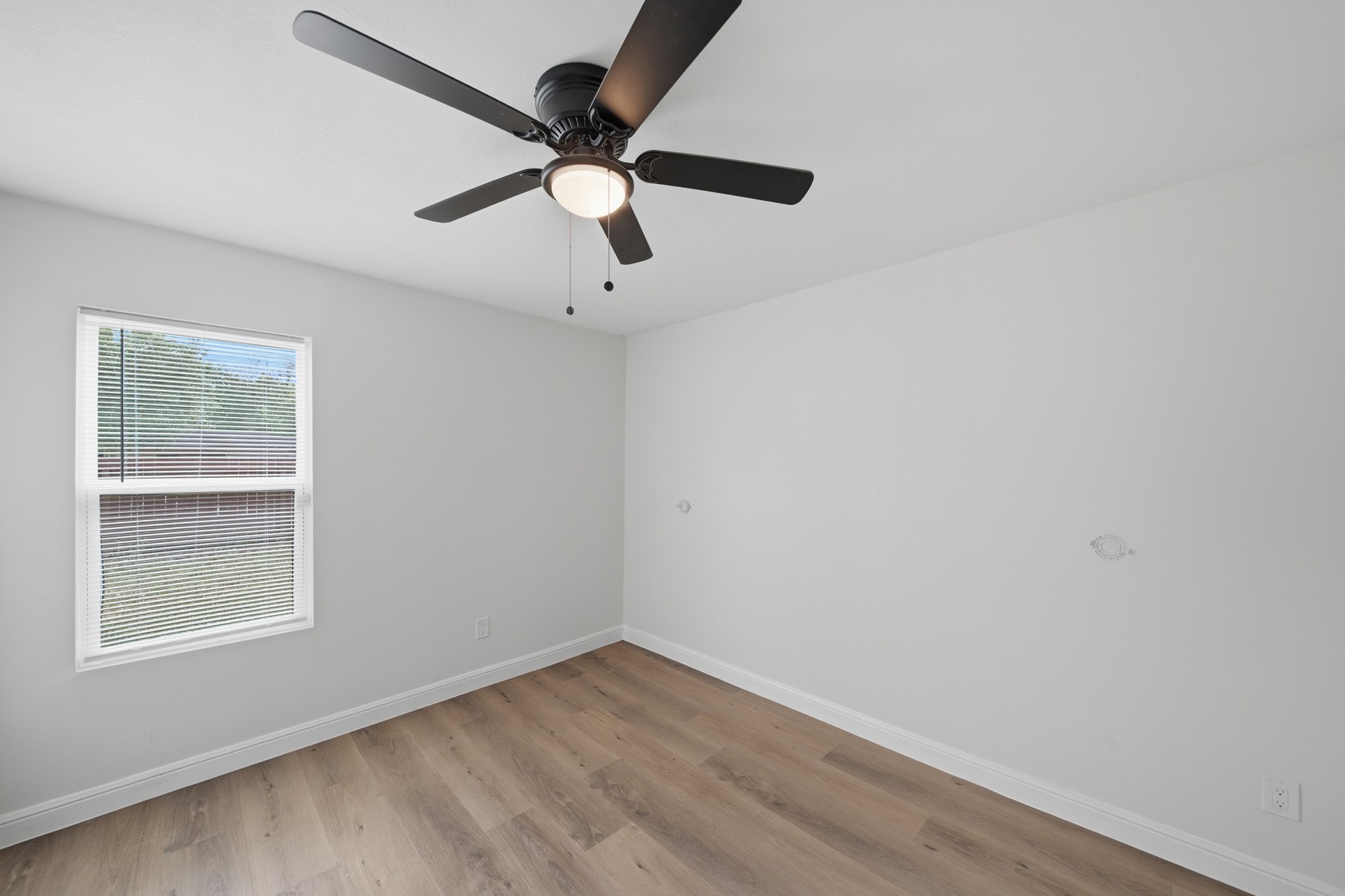 5207 Enyart Street Houston, TX 77021 - Photo 27 of 39 Third bedroom with the flexibility to serve as a stylish executive office, guest room, or private retreat.