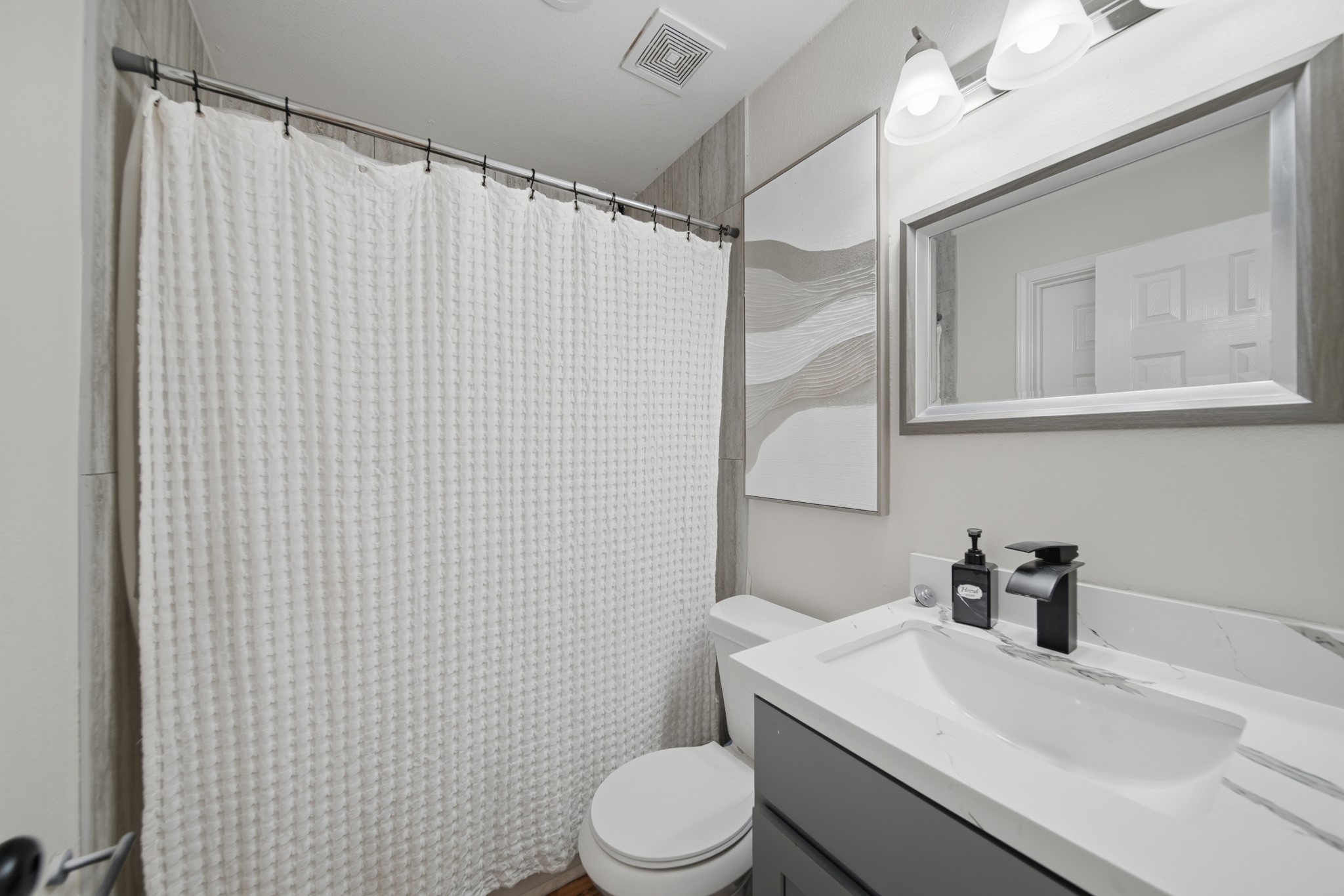 5207 Enyart Street Houston, TX 77021 - Photo 29 of 39 Third bathroom Multiple guest bathrooms mean added comfort and convenience for everyone.