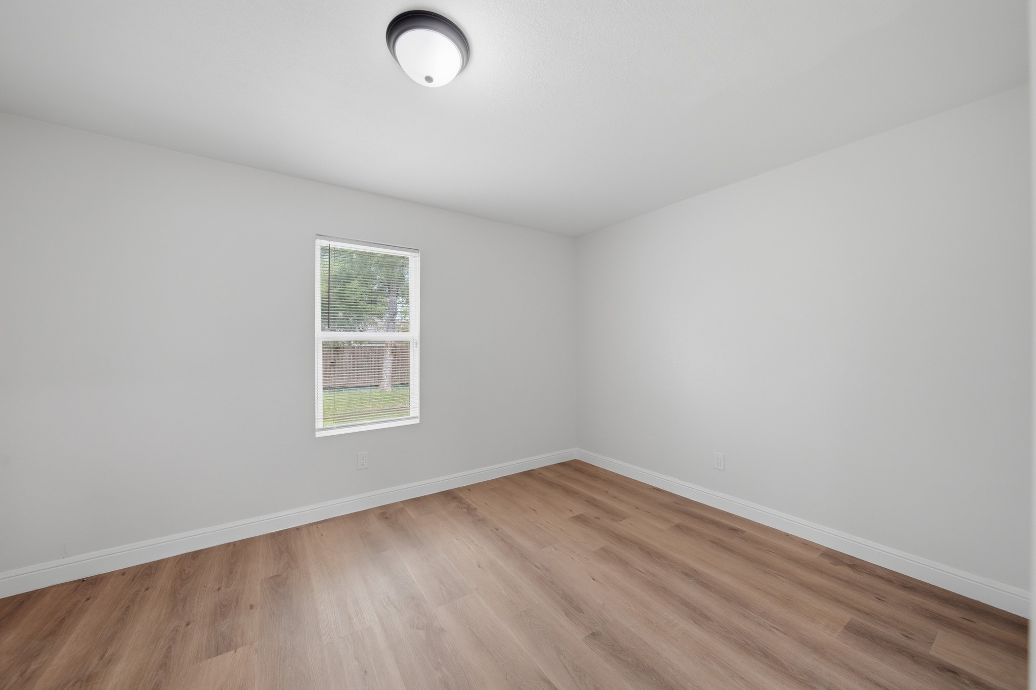 5207 Enyart Street Houston, TX 77021 - Photo 30 of 39 Fourth bedroom available for your creative mind! Let it be a bedroom, an office, or even a craft room.