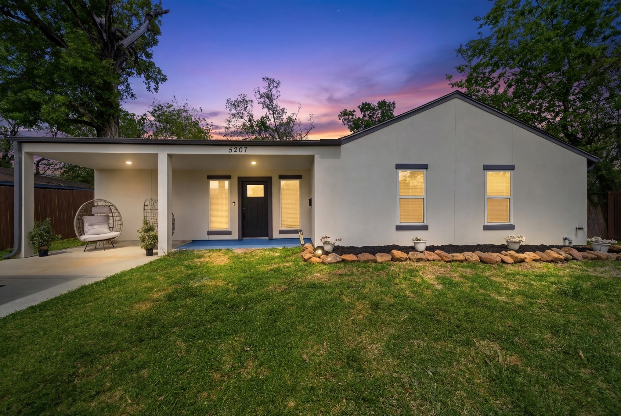 5207 Enyart Street Houston, TX 77021 - Photo 3 of 39 This fully renovated house features stucco all around