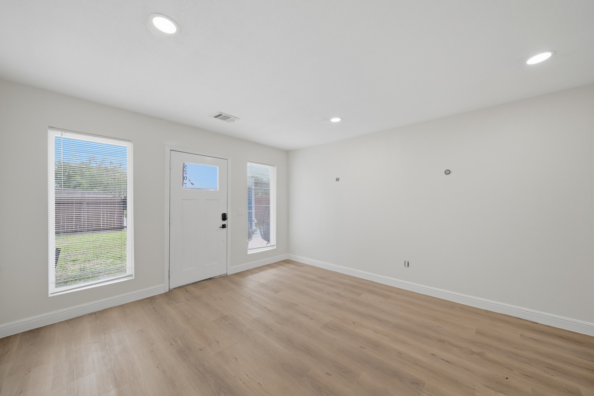 5207 Enyart Street Houston, TX 77021 - Photo 7 of 39 Gorgeous picture windows in the entrance of the home