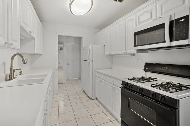 $225,000 | 8905 Knight Avenue, Unit 211, Des Plaines, IL 60016