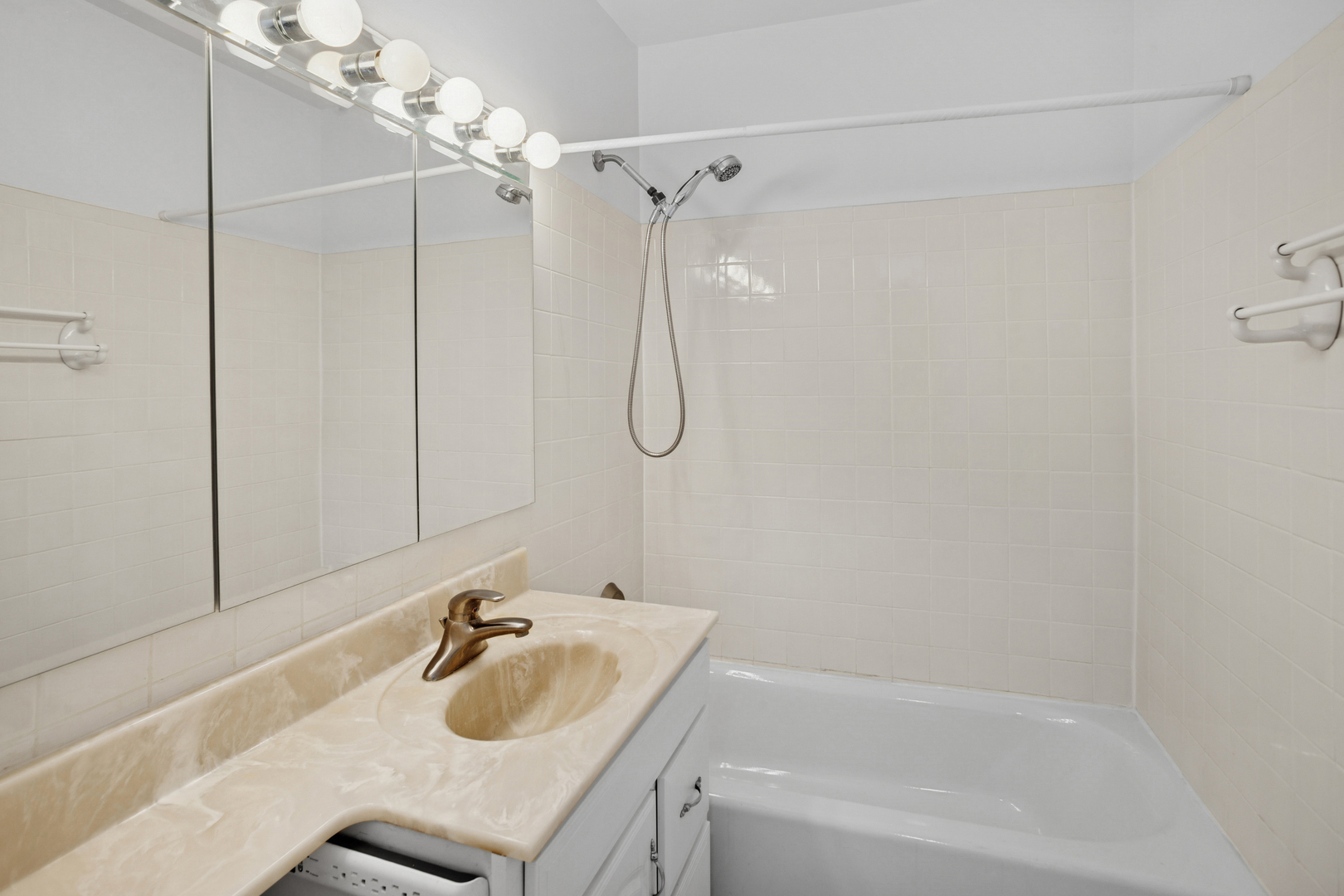 8905 Knight Avenue, Unit 211 Des Plaines, IL 60016 - Photo 20 of 24 a bathroom with a sink and a bathtub