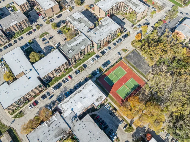 $225,000 | 8905 Knight Avenue, Unit 211, Des Plaines, IL 60016