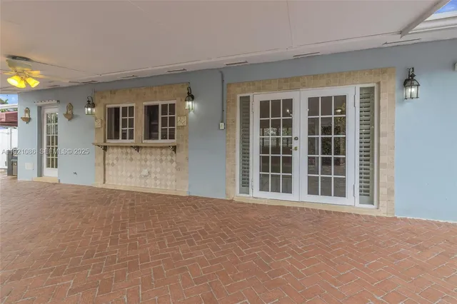 a view of an entrance of the house