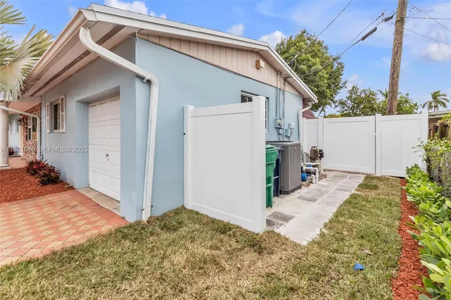 a view of a house with backyard