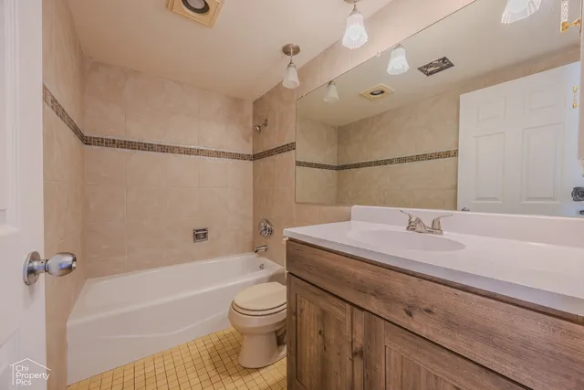 $249,000 | 2017 West Oakleaf Drive, McHenry, IL 60051