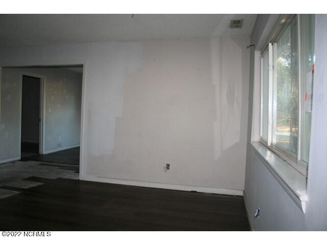 101 Ivey Court Jacksonville, NC 28540 - Photo 2 of 18 Living room