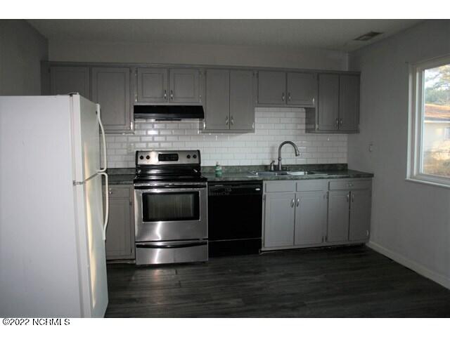 101 Ivey Court Jacksonville, NC 28540 - Photo 5 of 18 Kitchen
