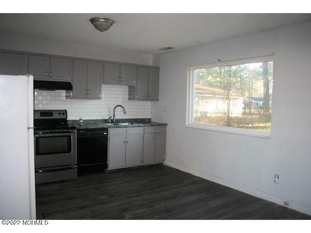 101 Ivey Court Jacksonville, NC 28540 - Photo 6 of 18 Kitchen