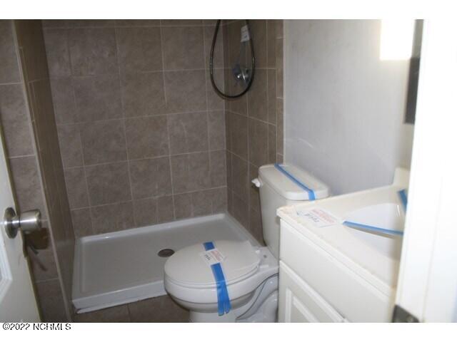 101 Ivey Court Jacksonville, NC 28540 - Photo 8 of 18 master bath