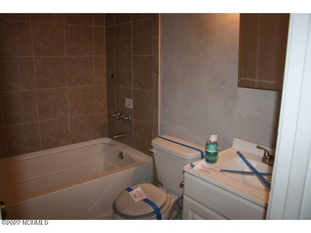 101 Ivey Court Jacksonville, NC 28540 - Photo 10 of 18 Hall bath