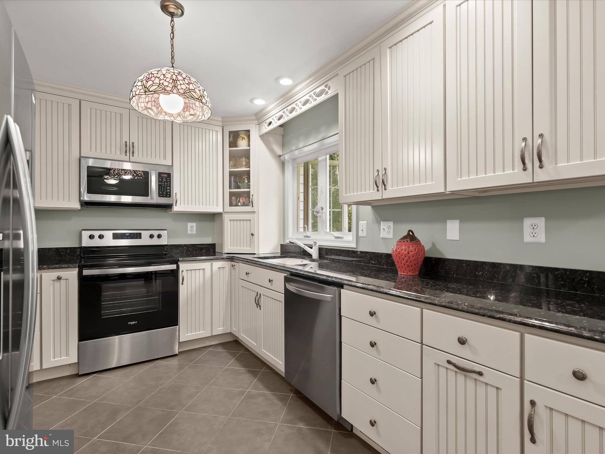 4801 Roundhill Road Ellicott City, MD 21043 - Photo 3 of 41 Beautifully updated kitchen