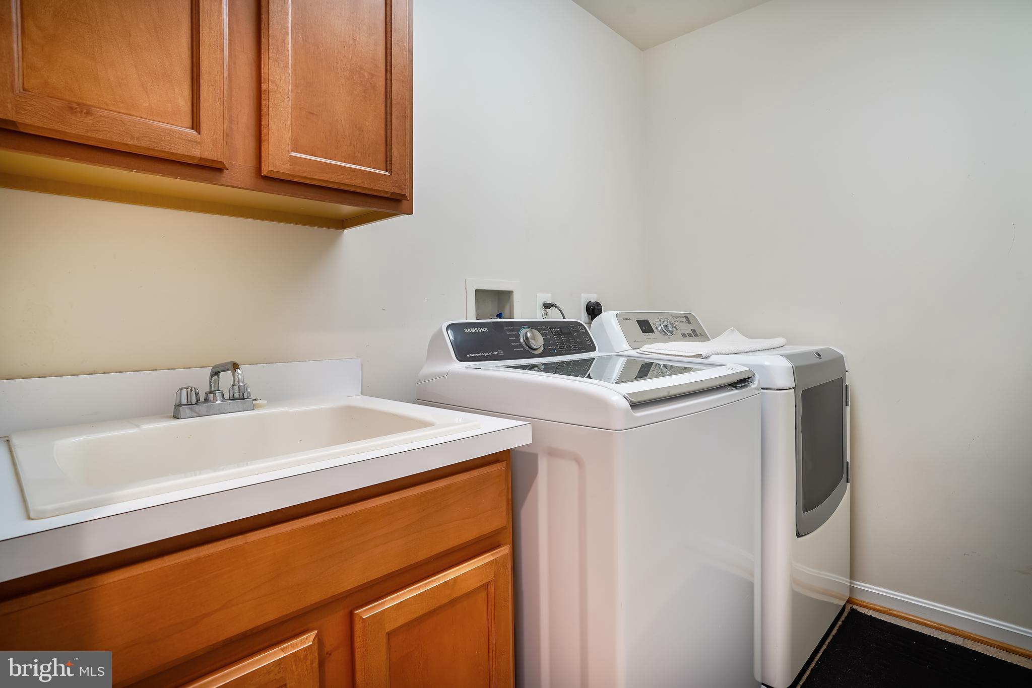 5301 Rutherford Drive Woodbridge, VA 22193 - Photo 42 of 58 Upper Level Laundry with Deep Sink