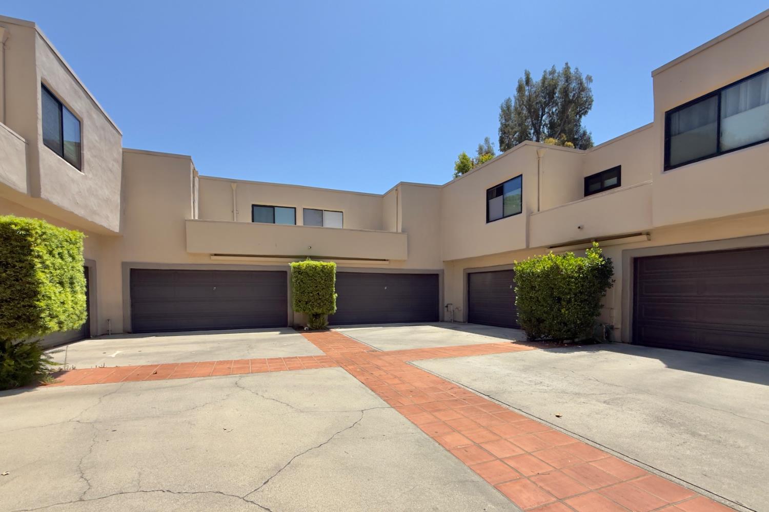 211 North Carrillo Road, Unit E Ojai, CA 93023 - Photo 24 of 28 Courtyard