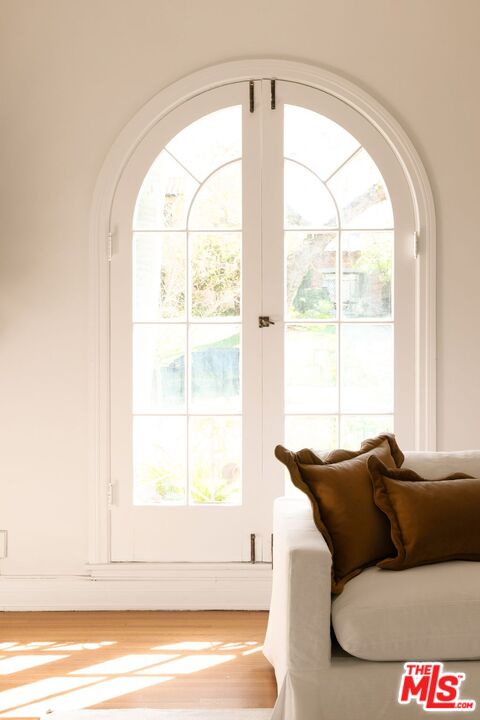 441 South Muirfield Road Los Angeles, CA 90020 - Photo 13 of 33 a living room with furniture and a window