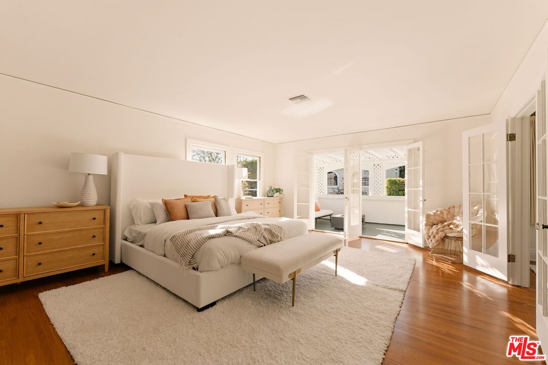 441 South Muirfield Road Los Angeles, CA 90020 - Photo 15 of 33 a bed room with a bed and a couch