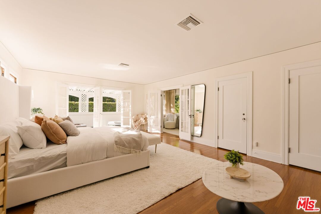 441 South Muirfield Road Los Angeles, CA 90020 - Photo 16 of 33 a bedroom with a bed a mirror and lamp