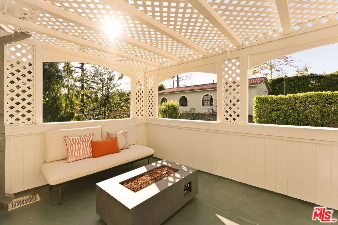 441 South Muirfield Road Los Angeles, CA 90020 - Photo 18 of 33 a picture of a couch in a room