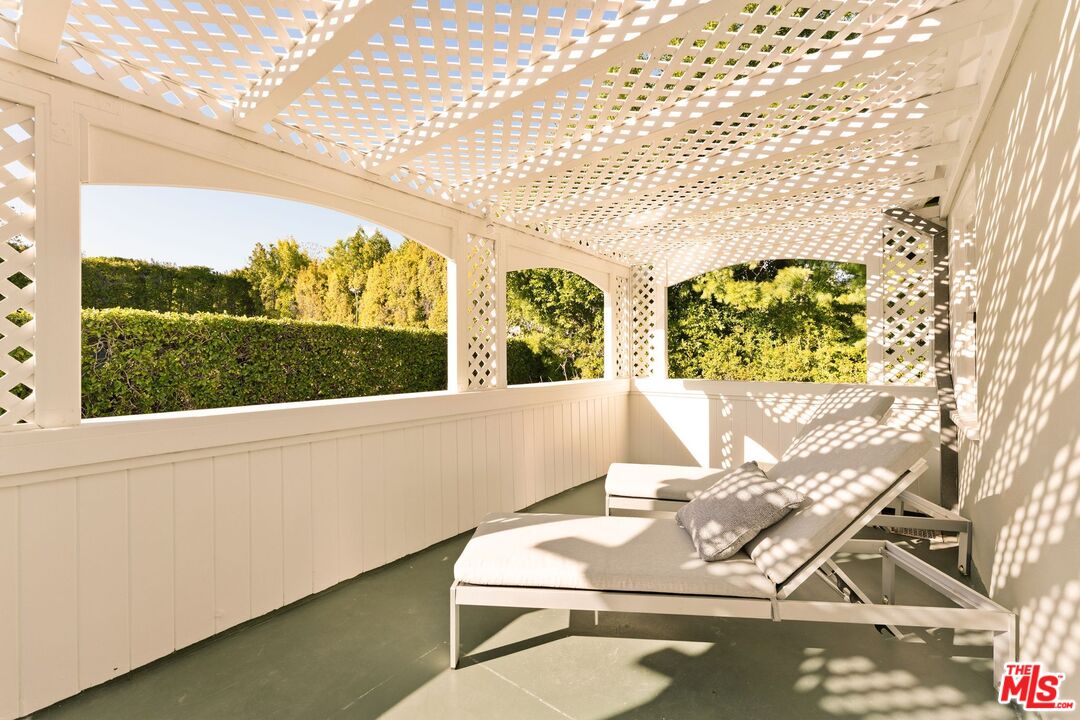 441 South Muirfield Road Los Angeles, CA 90020 - Photo 19 of 33 a living room with large window