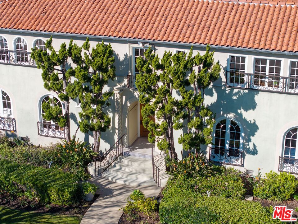 441 South Muirfield Road Los Angeles, CA 90020 - Photo 2 of 33 a picture of plants