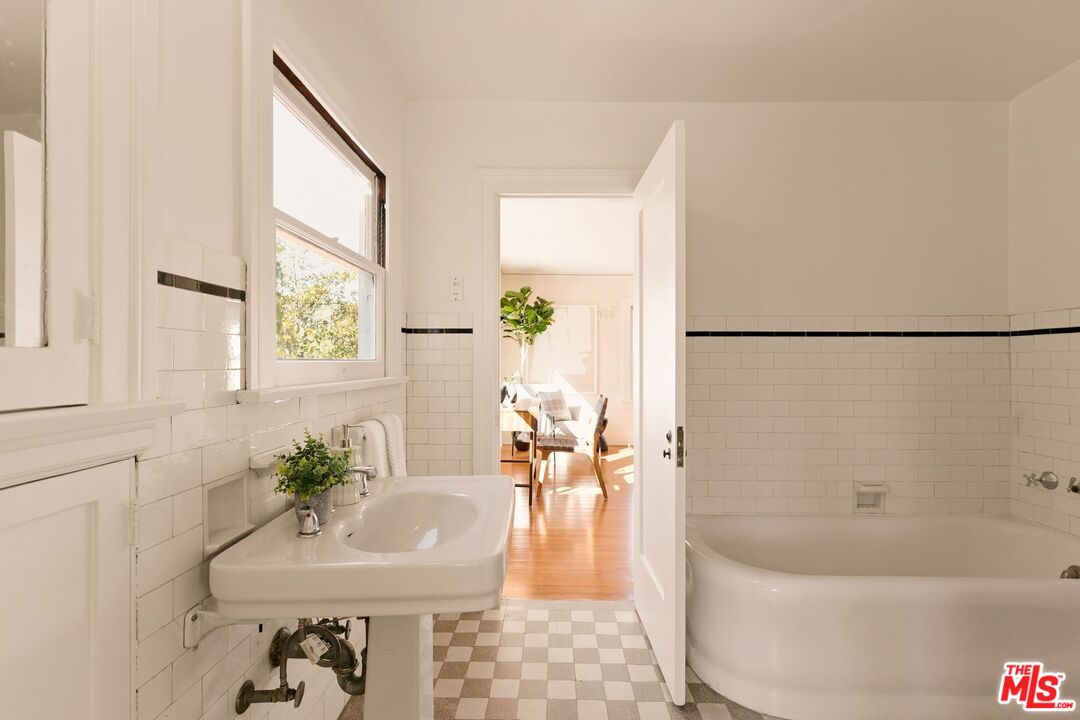 441 South Muirfield Road Los Angeles, CA 90020 - Photo 22 of 33 a bath room with a sink and a bath tub