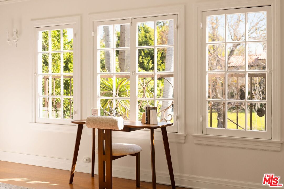 441 South Muirfield Road Los Angeles, CA 90020 - Photo 26 of 33 a view of a room with a large window