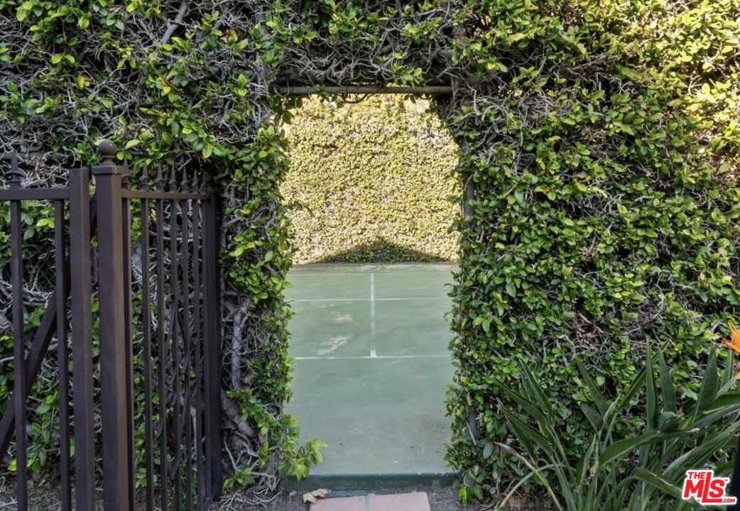 441 South Muirfield Road Los Angeles, CA 90020 - Photo 30 of 33 a view of a garden