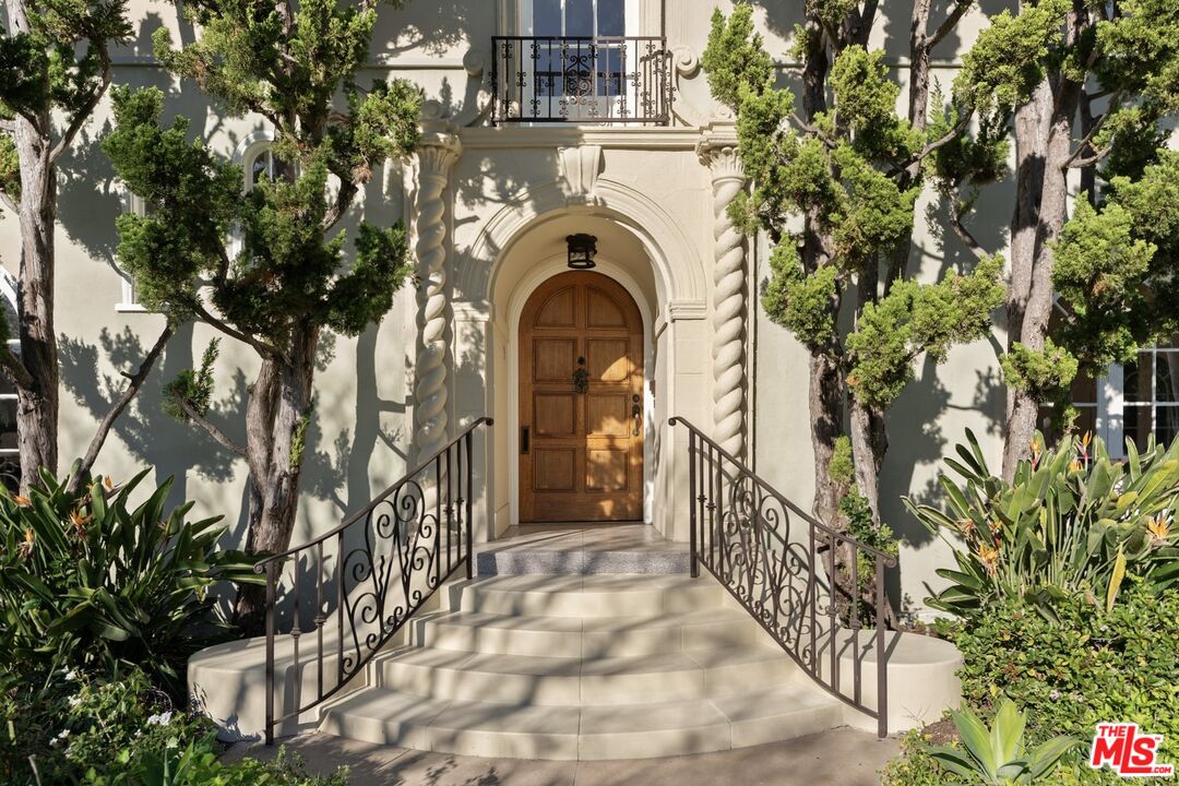 441 South Muirfield Road Los Angeles, CA 90020 - Photo 3 of 33 a view of a entrance of the house