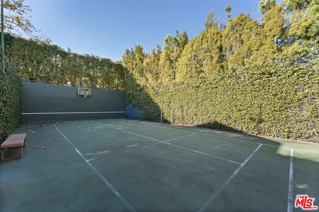 441 South Muirfield Road Los Angeles, CA 90020 - Photo 31 of 33 a view of outdoor space and garden