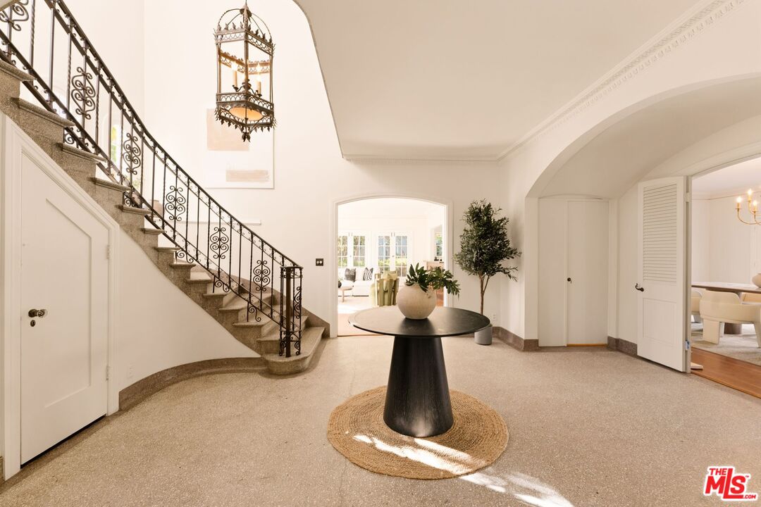 441 South Muirfield Road Los Angeles, CA 90020 - Photo 4 of 33 a view of entryway and hall
