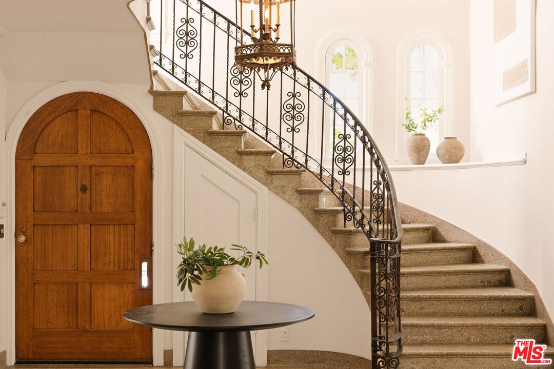 441 South Muirfield Road Los Angeles, CA 90020 - Photo 9 of 33 a view of entryway and hall with wooden floor