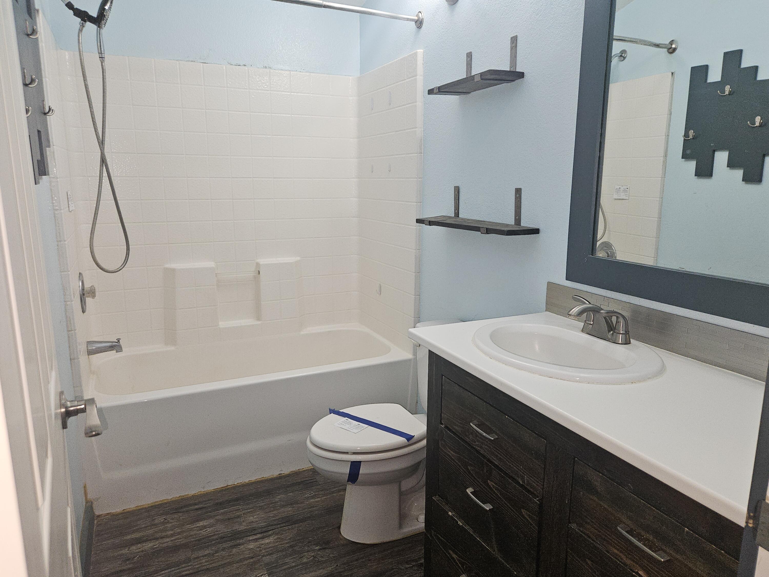 18015 Freight Rd Lane Klamath Falls, OR 97601 - Photo 13 of 24 12. Hallway bathroom