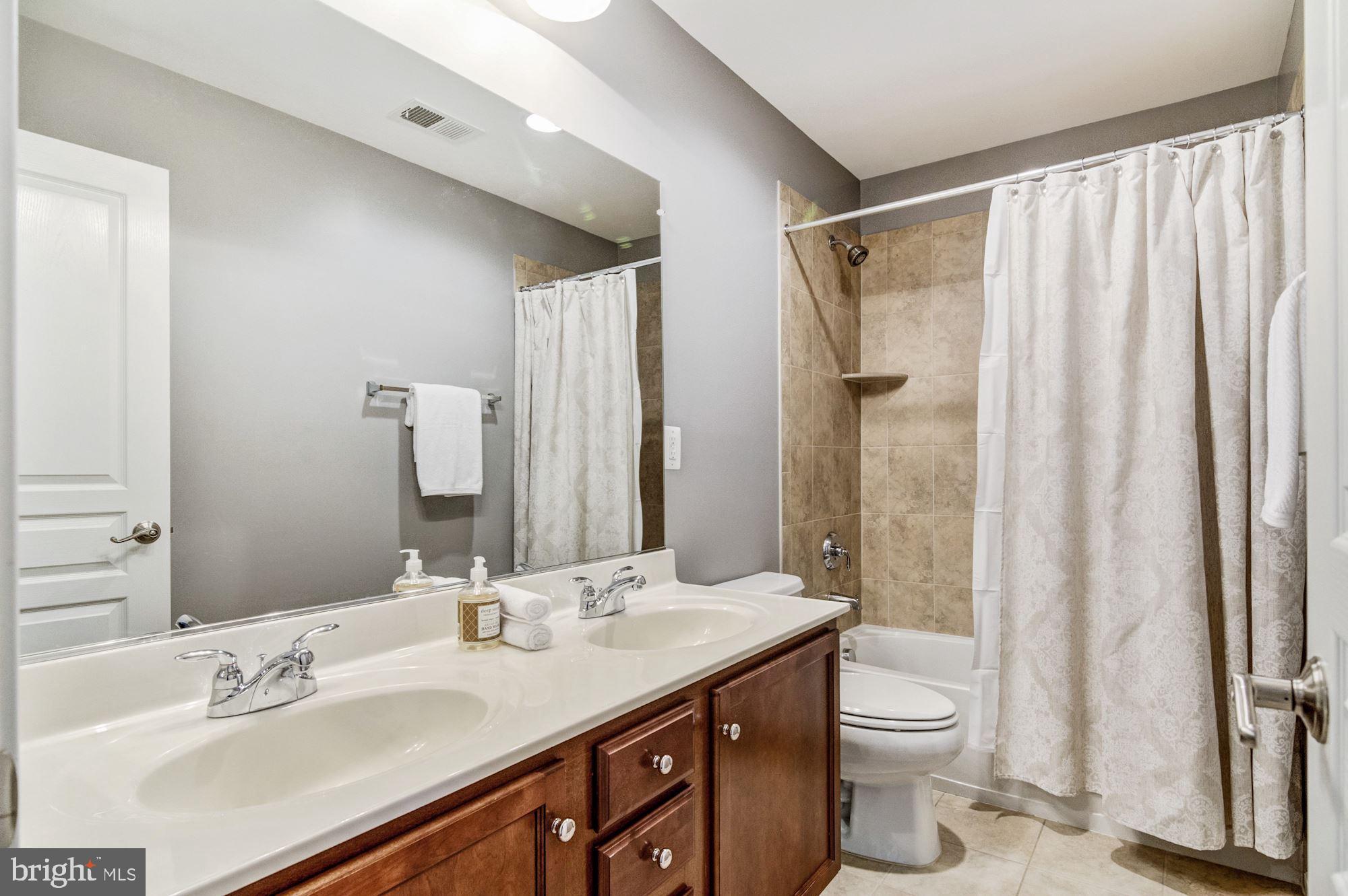 3341 Kemper Road Arlington, VA 22206 - Photo 23 of 32 Full Hall Bath