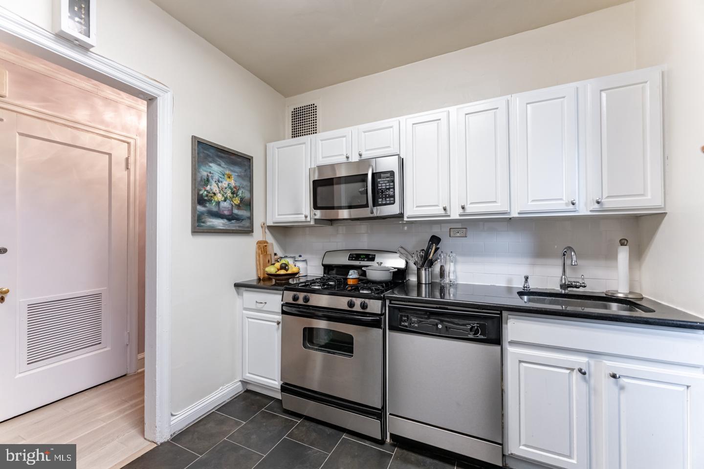 2031 Locust Street, Unit 601 Philadelphia, PA 19103 - Photo 7 of 23