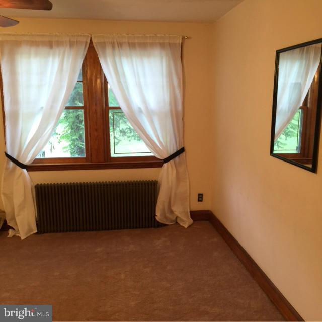 40 North Rosedale Street Baltimore, MD 21229 - Photo 3 of 25 Living Room