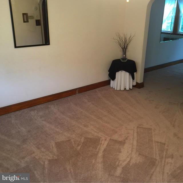 40 North Rosedale Street Baltimore, MD 21229 - Photo 4 of 25 Living Room