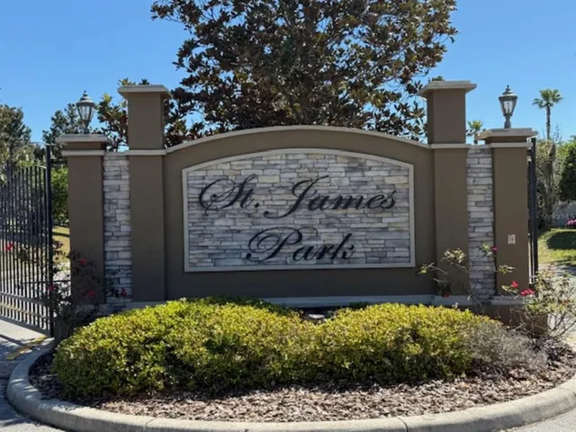 a view of a yard in front of house