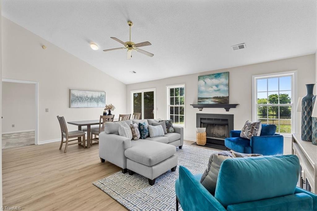 4426 Deacon Court High Point, NC 27265 - Photo 14 of 46 Living Room