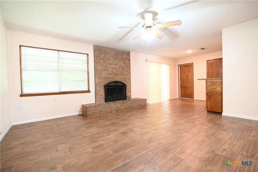 618 Allen Street Copperas Cove, TX 76522 - Photo 5 of 31 Living room