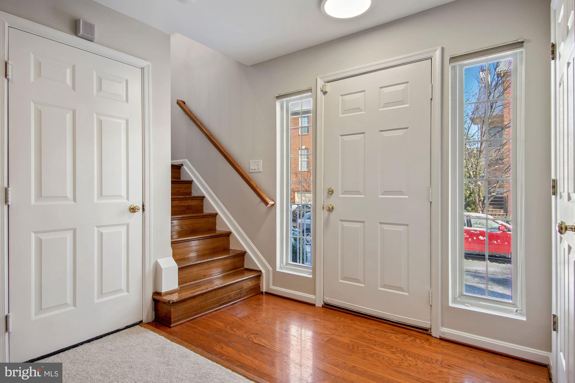 20856 Rockingham Terrace Sterling, VA 20165 - Photo 4 of 37 Foyer