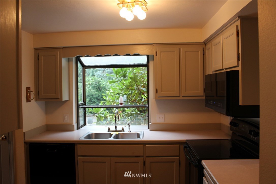16528 23rd Avenue Southeast, Unit D1 Bothell, WA 98012 - Photo 4 of 23 Gallery Image 4