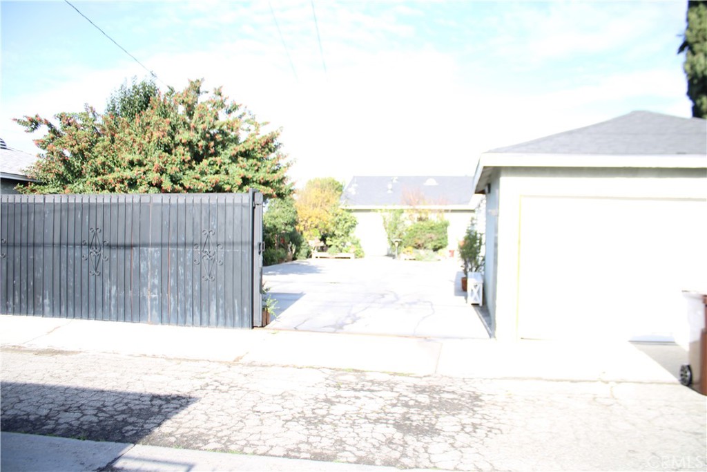 2412 West Alondra Boulevard Compton, CA 90220 - Photo 31 of 32 a view of a terrace