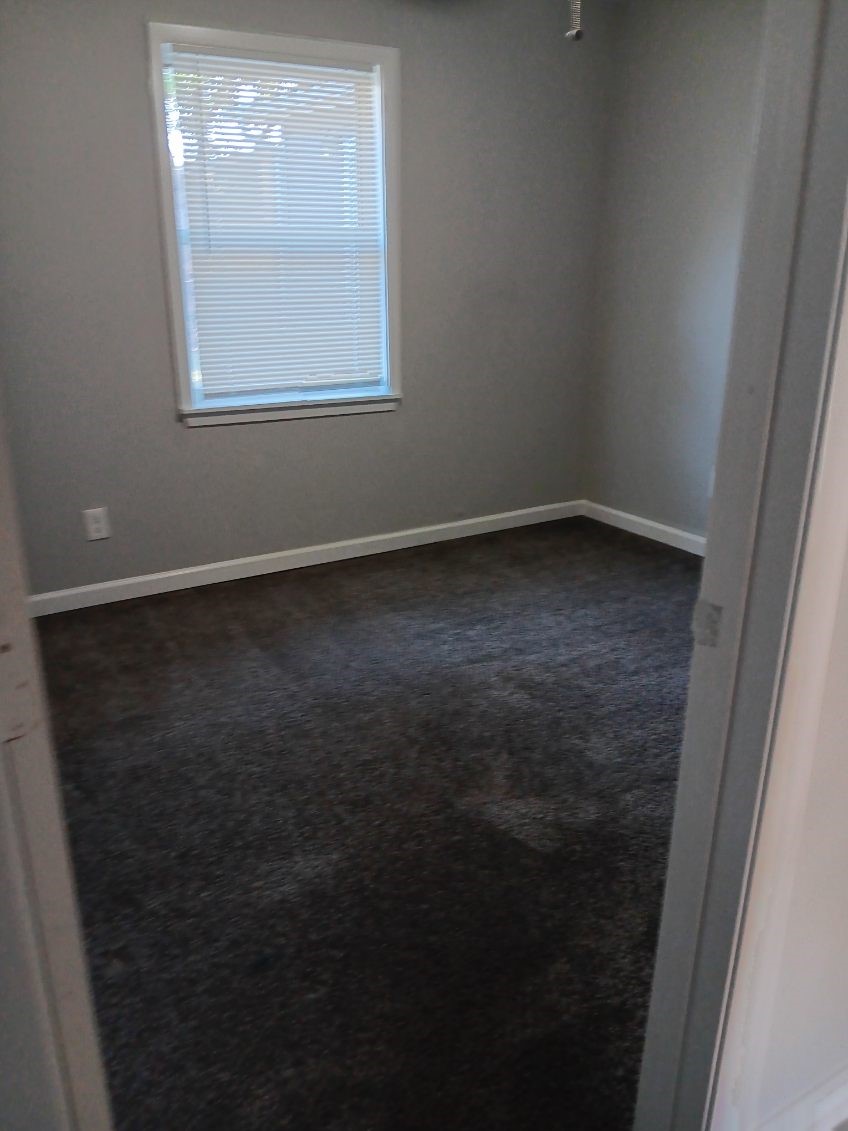 1102 Jackson Avenue Pasadena, TX 77506 - Photo 10 of 22 an empty room with a window