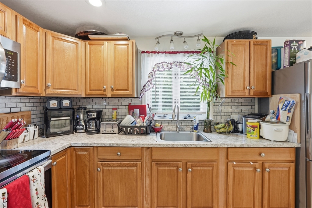 23 Smith Street Chicopee, MA 01020 - Photo 8 of 39