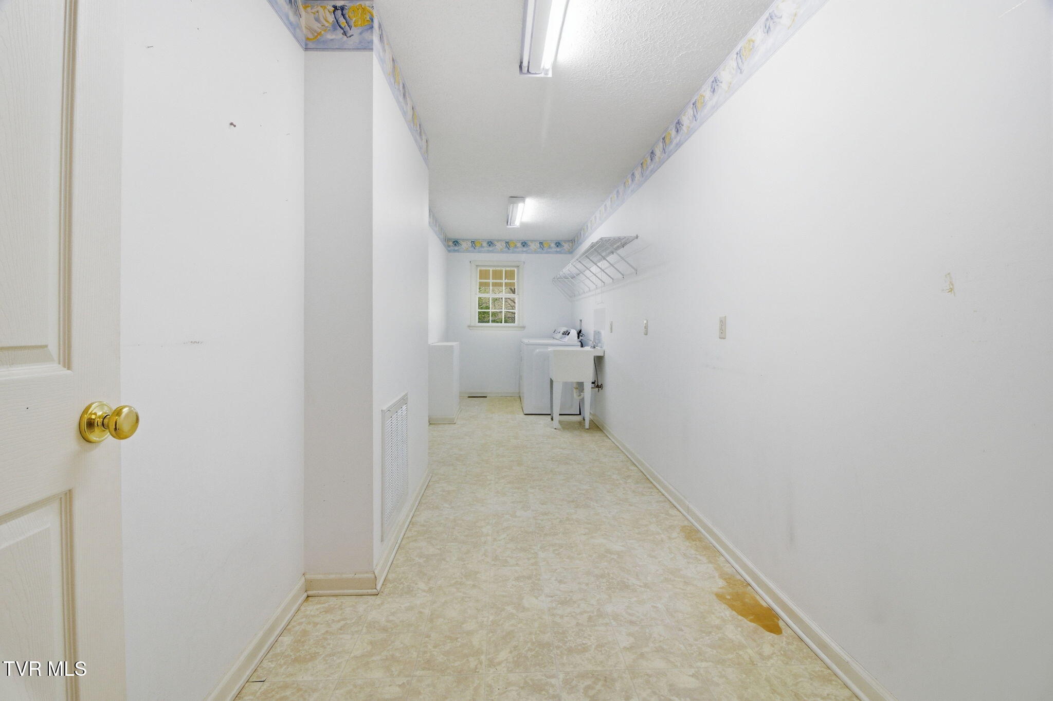 2412 Reservoir Road Kingsport, TN 37660 - Photo 16 of 53 16-web-or-mls-DZ3A0209