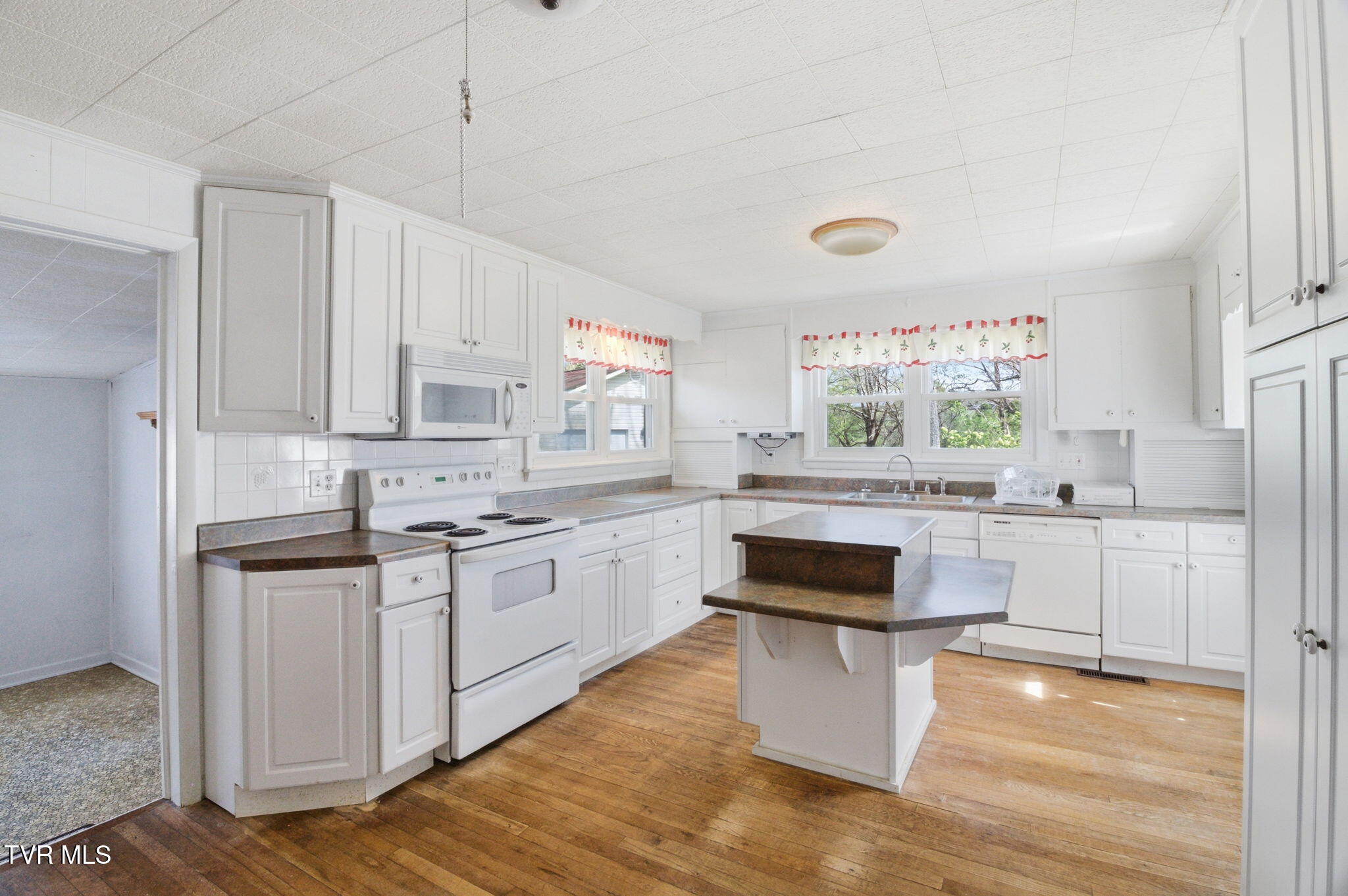 2412 Reservoir Road Kingsport, TN 37660 - Photo 34 of 53 34-web-or-mls-DZ3A0297