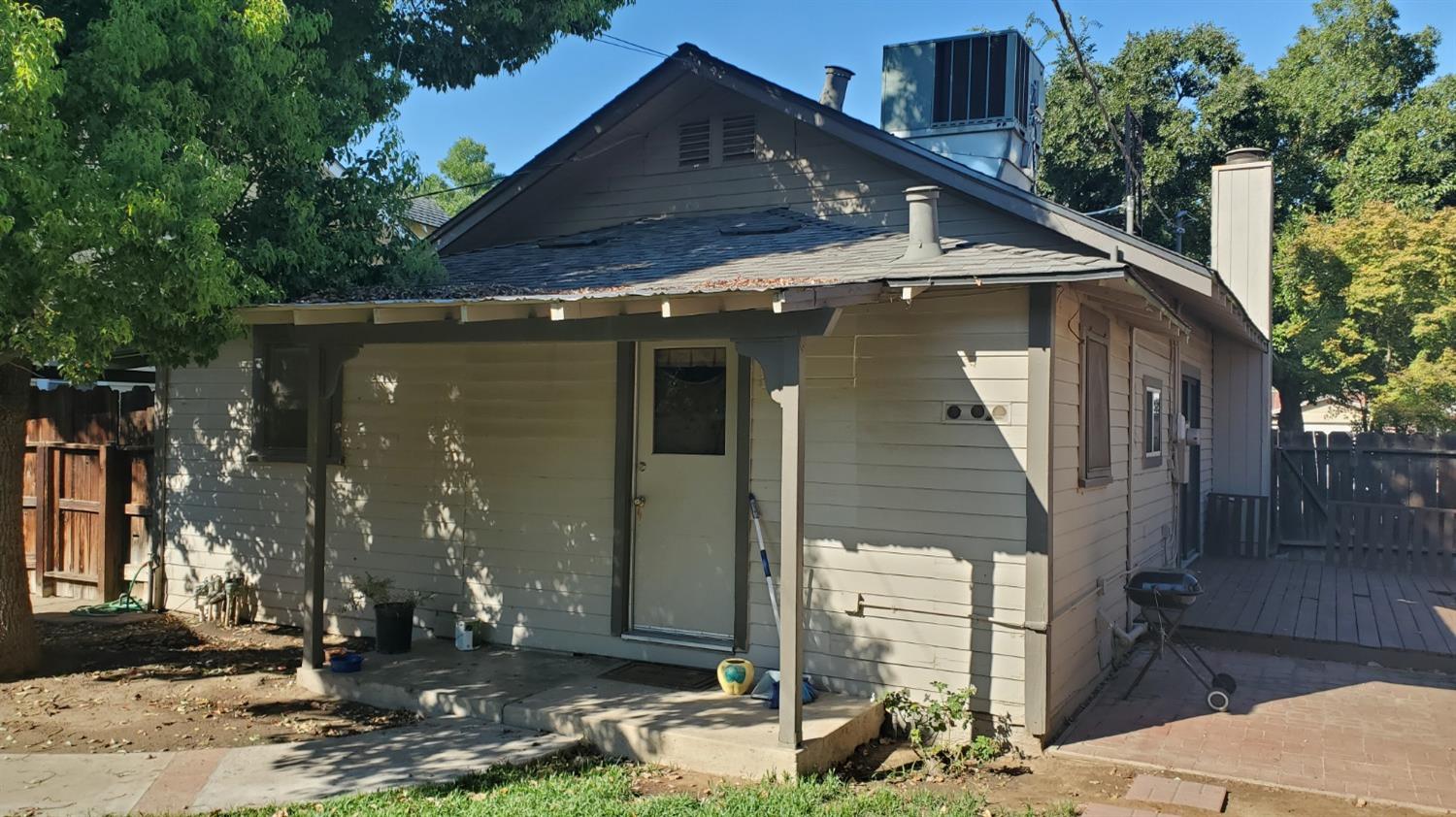 1213 M Street Reedley, CA 93654 - Photo 10 of 13 a front view of house