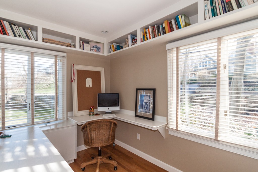 685 Jerusalem Road Cohasset, MA 02025 - Photo 17 of 29 a workspace with furniture and a book shelf